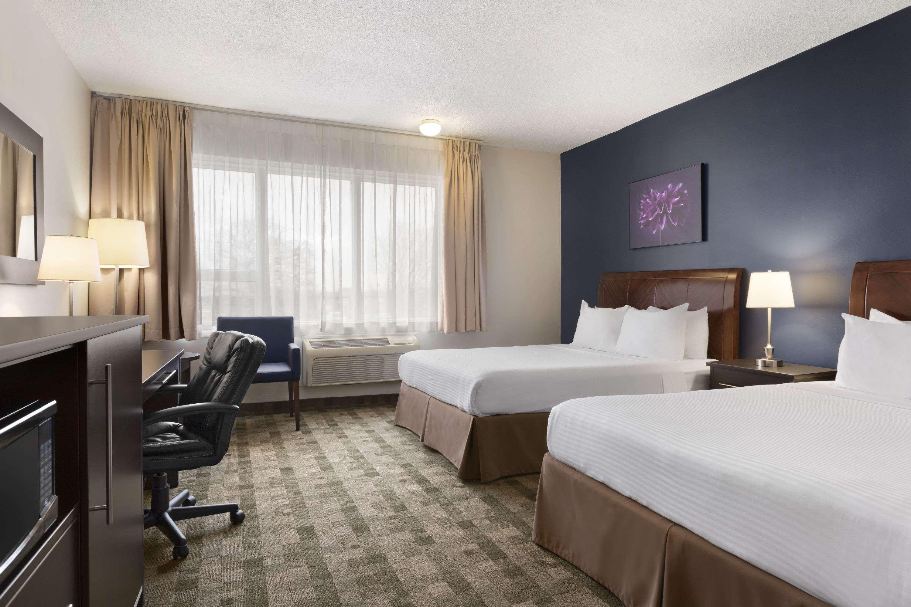 Days Inn By Wyndham Montreal Airport Conference Centre Дорваль Экстерьер фото