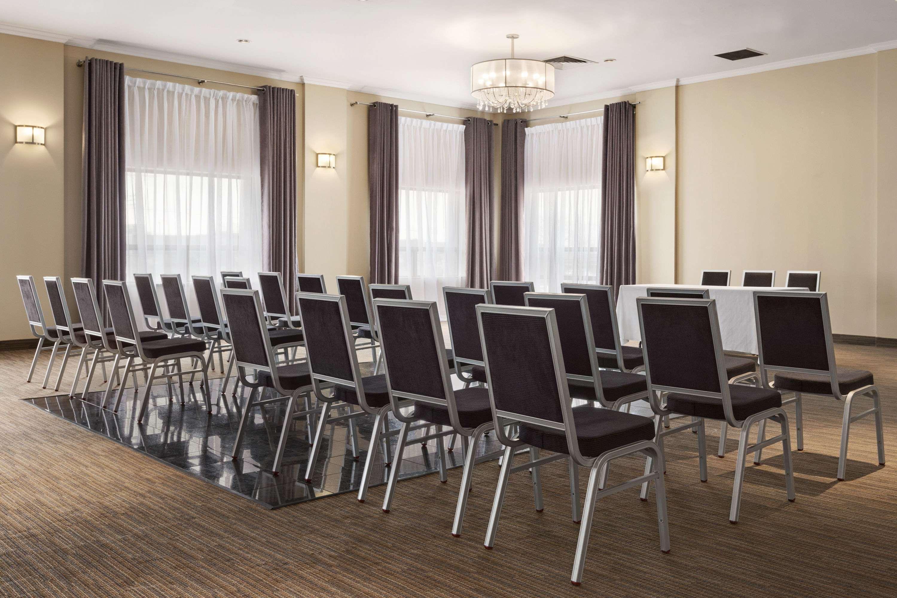 Days Inn By Wyndham Montreal Airport Conference Centre Дорваль Экстерьер фото