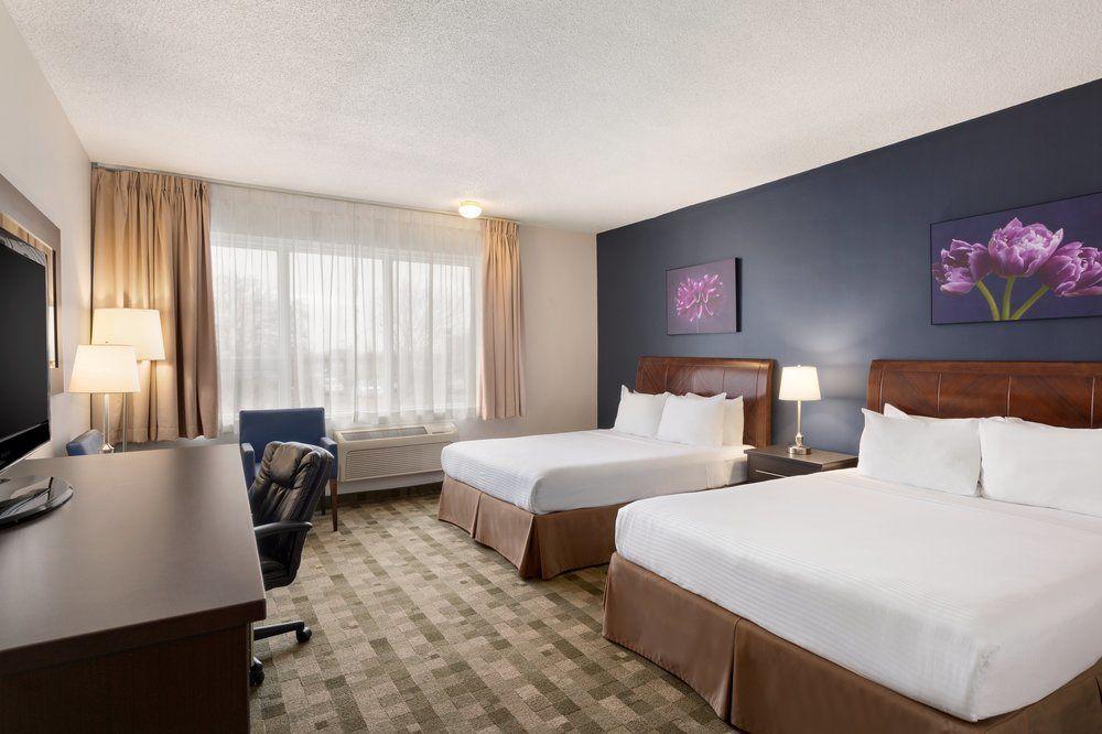 Days Inn By Wyndham Montreal Airport Conference Centre Дорваль Экстерьер фото